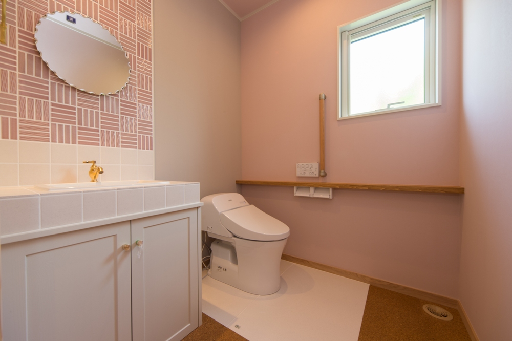 ピンクと白のコントラストがステキなトイレ
