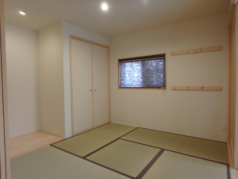 白木と畳の緑が美しい和室