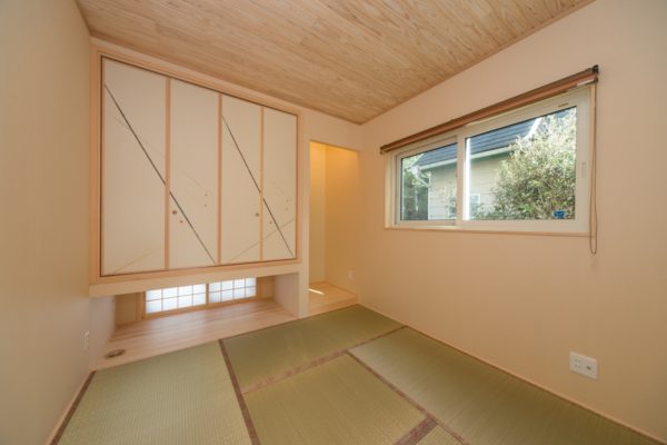 杉板貼の天井と白木がとても気持ちのいい和室