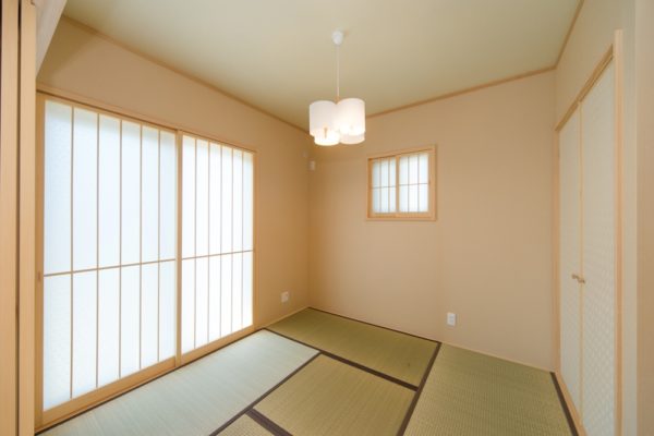 白木と漆喰、畳の緑が目にも身体にも心地よい和室