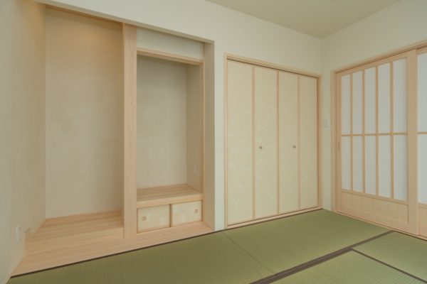 白木と畳の緑が美しい和室