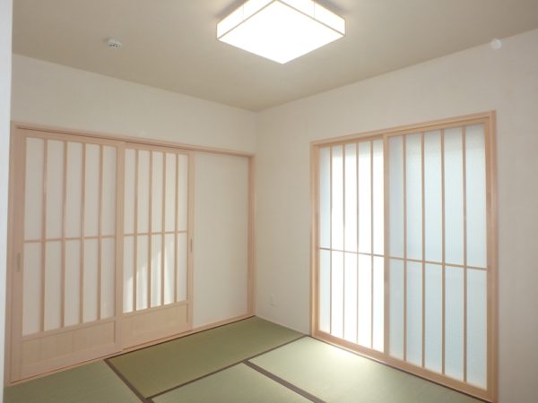 白木としっくい畳の緑が美しい和室